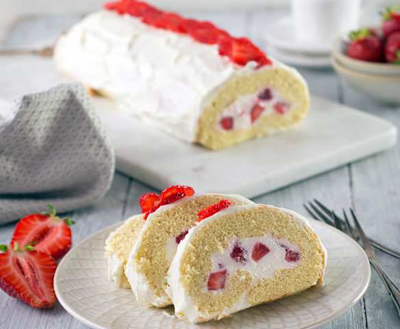 Biskuitroulade mit Erdbeer-Topfen-Fülle