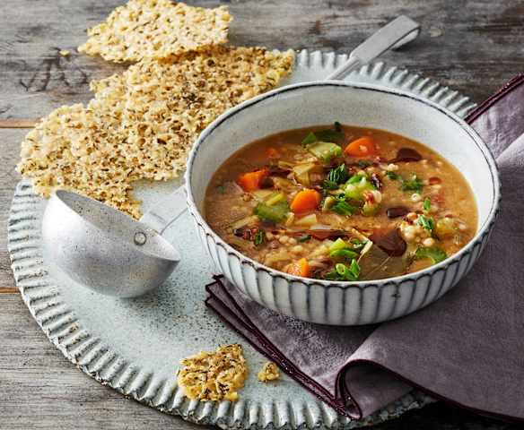 Graupeneintopf mit Parmesan-Crackern