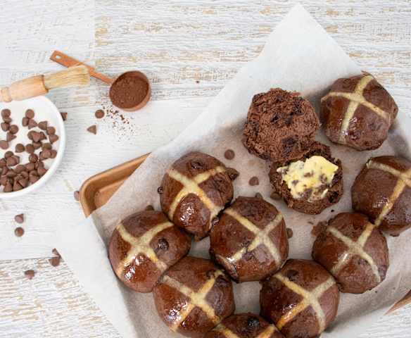 Chocolate hot cross buns
