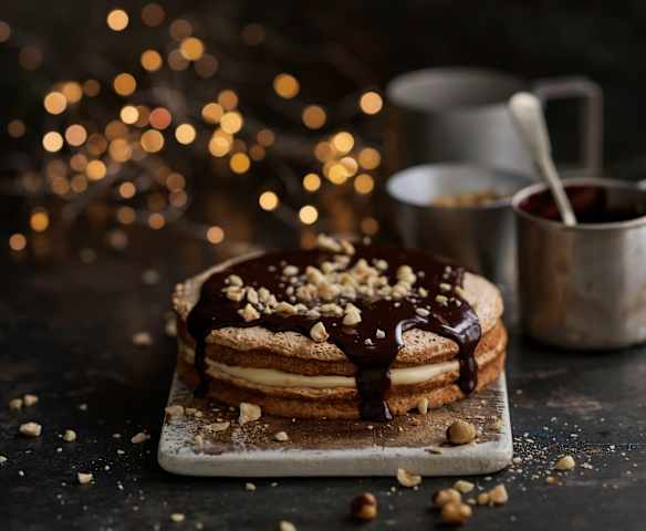 Merengue de avelã com recheio de caramelo