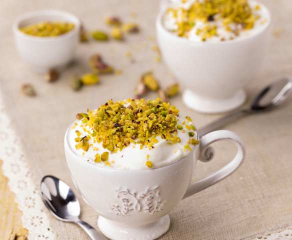 Mousse alla vaniglia con granella di pistacchi
