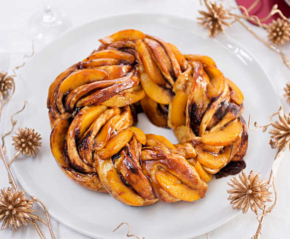 Kringle Estonia con melocotón y salsa de caramelo