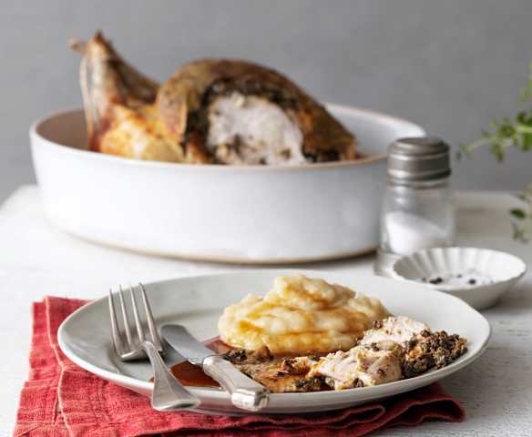 Gebackenes Hähnchen mit Tapenade und Kartoffelpüree mit karamellisierten Zwiebeln