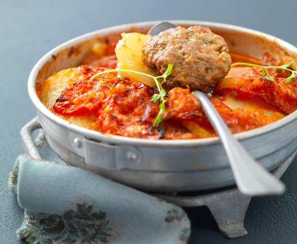 Gratin de pomme de terre, tomate et kefta, sauce au poivron