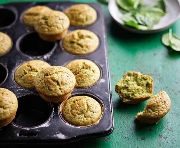 Muffins integrais com queijo e espinafres