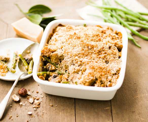 Crumble aux noisettes, haricots verts et champignons