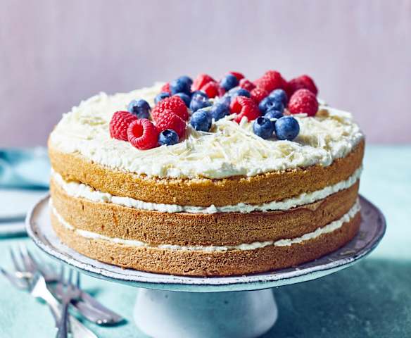 Buchweizen-Biskuit-Torte mit Himbeeren und Heidelbeeren
