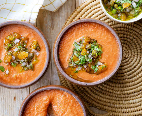 Gaspacho tomate-poivron et salsa câpres-abricots moelleux