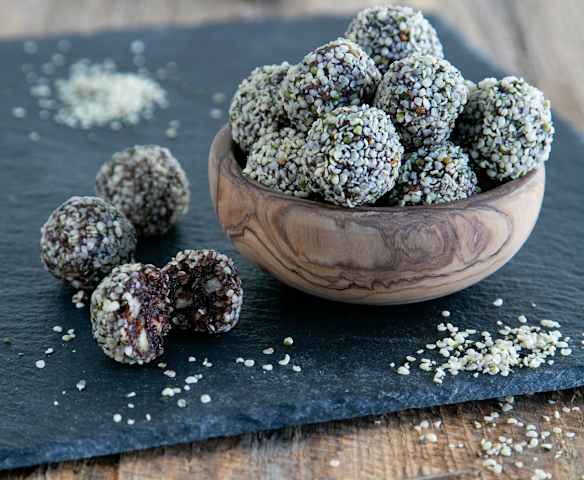 Σοκολατένιες μπάλες ενέργειας με σπόρους κάνναβης