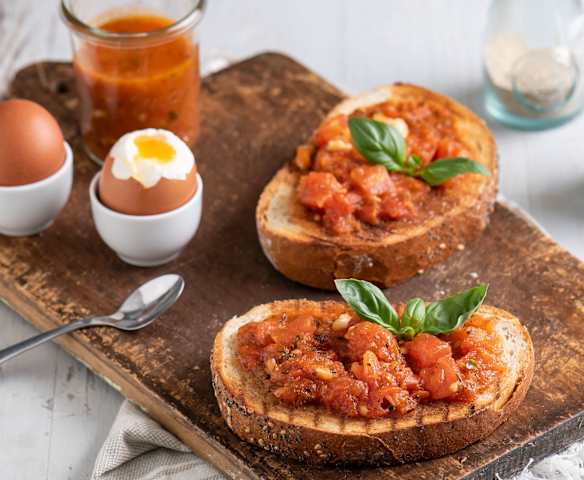 Bruschetta z duszonymi pomidorami; Jajka na miękko