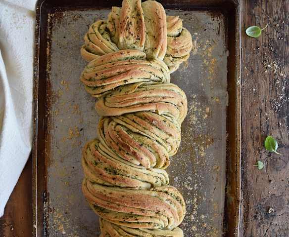 Trenza de pan con ajo y hierbas
