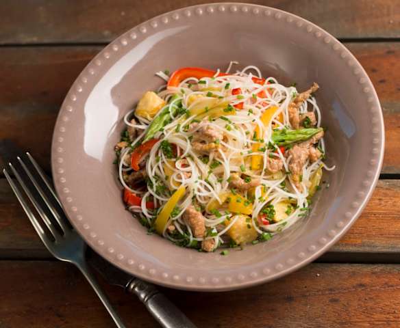 Noodles de arroz com tiras de porco e legumes