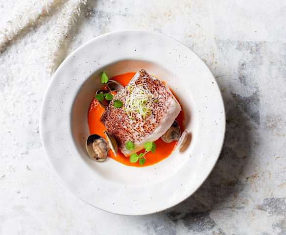 Mero con almejas y salsa de piquillo