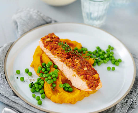 Łosoś z pomidorową kruszonką na purée z batatów
