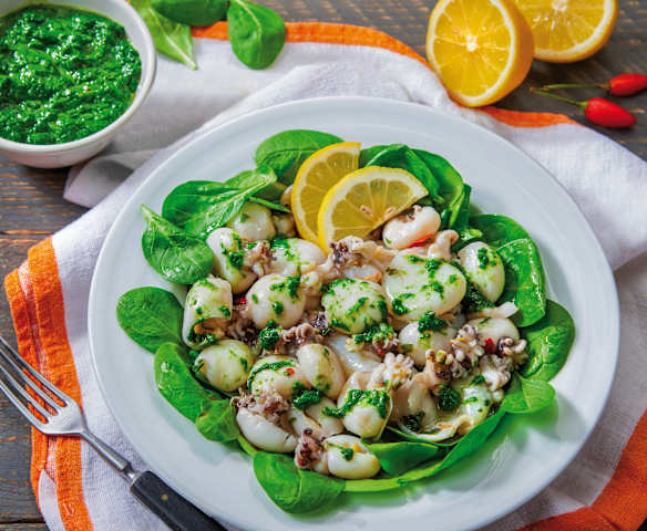 Insalata di seppioline con salsa di spinaci