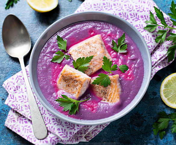 Crema de lombarda y manzana con salmón al vapor