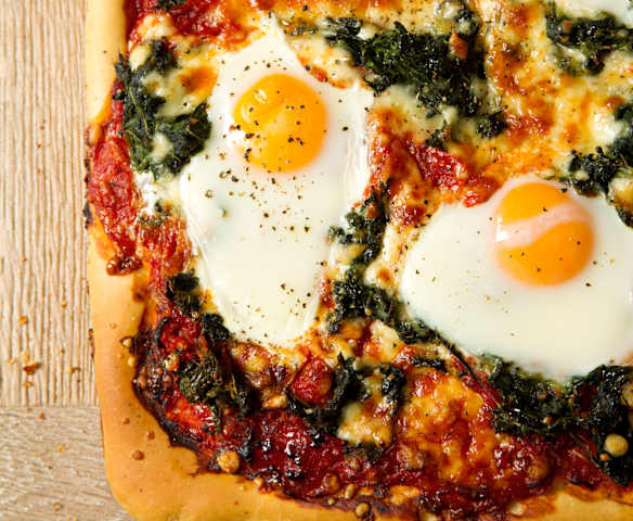 Pizza with Red Pepper Sauce, Spinach and Eggs