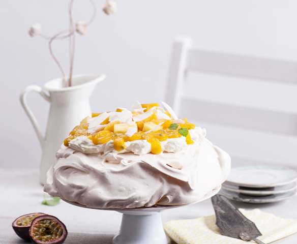 Pavlova z kremem kokosowym i owocami tropikalnymi