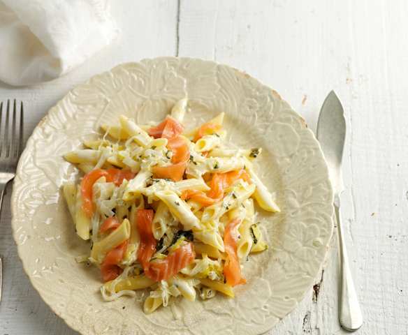 Massa cremosa de salmão e alho-francês