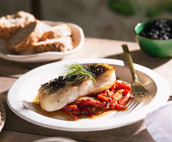 Merluza al horno con pimientos caramelizados