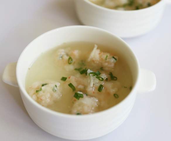 白萝卜丝虾丸汤