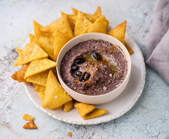 Black Bean Houmous with Maize Chips Black Bean Houmous with Maize Chips