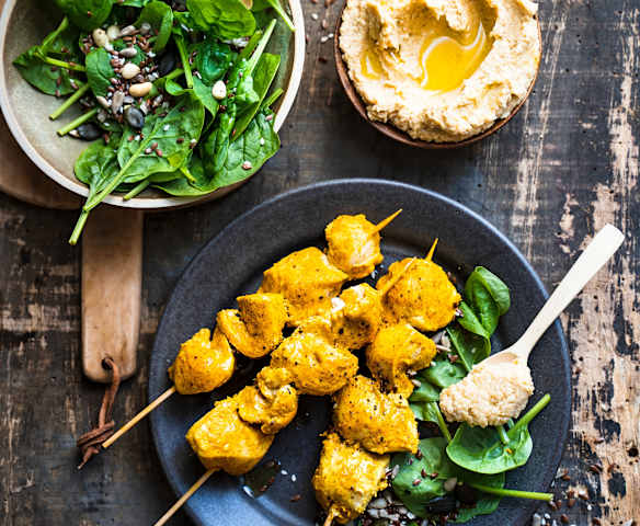 Brochettes chich taouk, houmous et salade aux graines