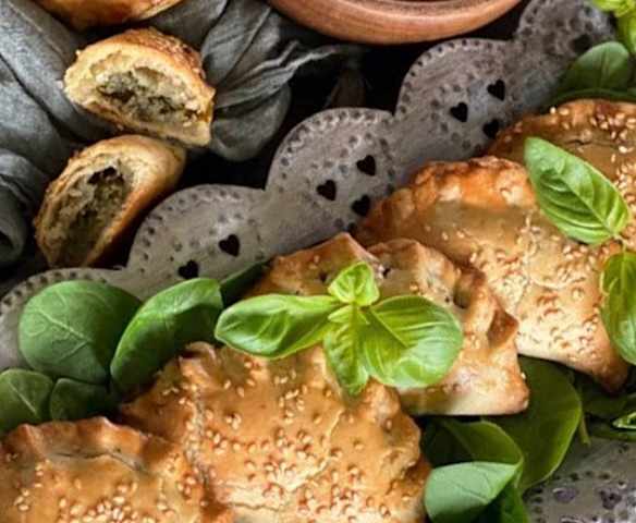 Empanadillas de calabaza, espinacas y cebolla caramelizada