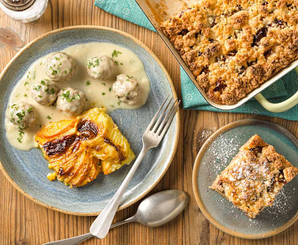 Menü: Faschierte-Bällchen mit Rahmsauce und Erdäpfel-Kürbisgratin; Zwetschkenkuchen