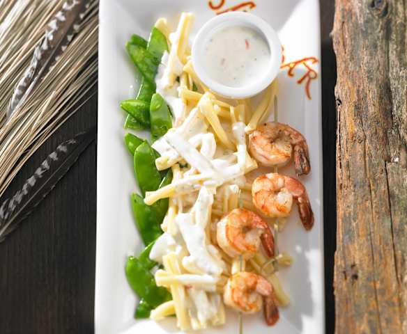 Nudeln mit Garnelen-Spießchen, Peperoni-Käsecreme und Zuckererbsen