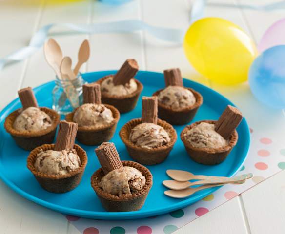Cookies and cream ice cream with brown sugar biscuit bowls