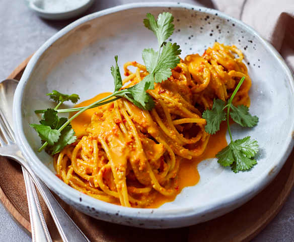 Vollkornspaghetti mit feuriger Erdnusssauce Vollkornspaghetti mit feuriger Erdnusssauce