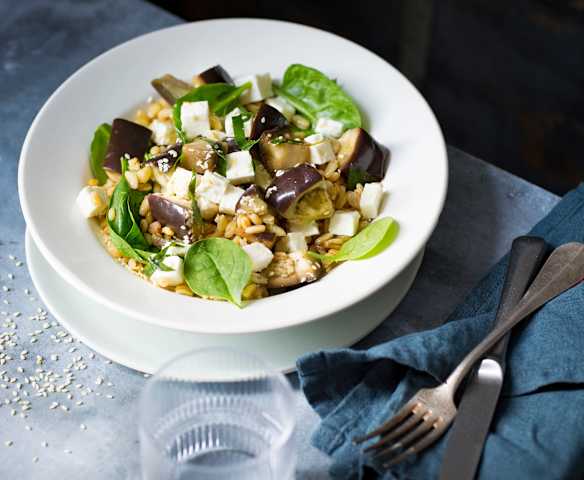 Salade d'aubergines au blé et à la feta