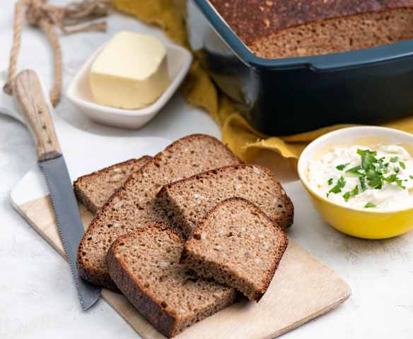 Pszenno-żytni chleb z naczynia kamionkowego