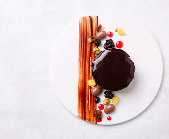 Bizcocho veteado con glaseado espejo de chocolate