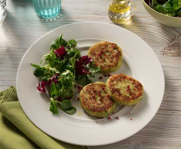 Kaspressknödel mit Blattsalat