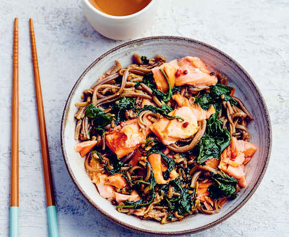 Nouilles soba au saumon et jeunes pousses d’épinards