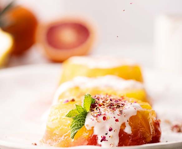 Gelatina di agrumi e ananas con salsa al pepe e rosa Gelatina di agrumi e ananas con salsa al pepe e rosa