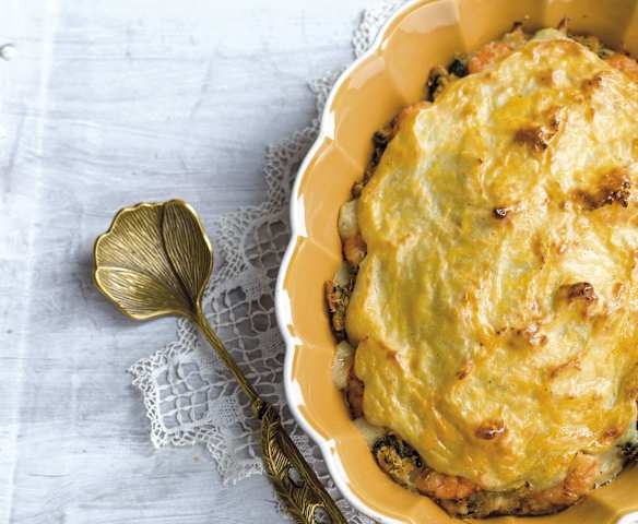 Empadão de bacalhau com camarão e espinafres