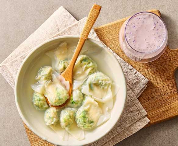 早餐（荠菜虾仁鲜肉小馄饨、蓝莓奶昔）
