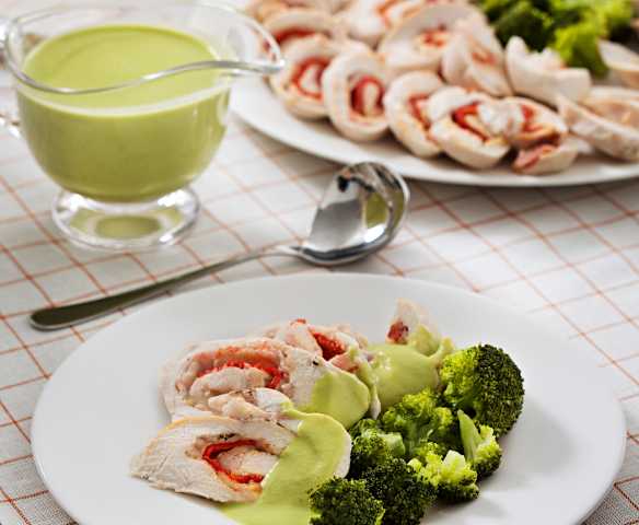 Rollitos de pollo con salsa de guisantes