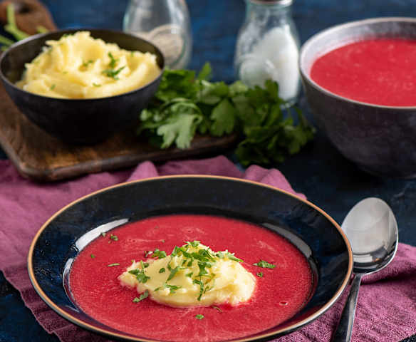 Barszcz czerwony z ziemniaczaną wyspą