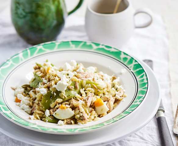 Orzo com atum, ervilhas tortas e molho de manjericão