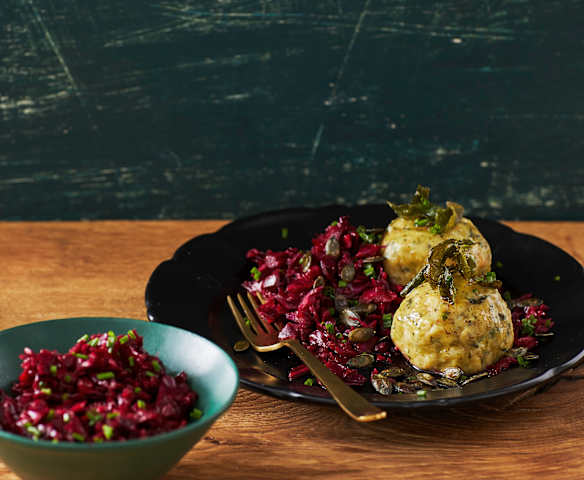 Käseknödel mit Rotkohl-Rote-Bete-Salat Käseknödel mit Rotkohl-Rote-Bete-Salat
