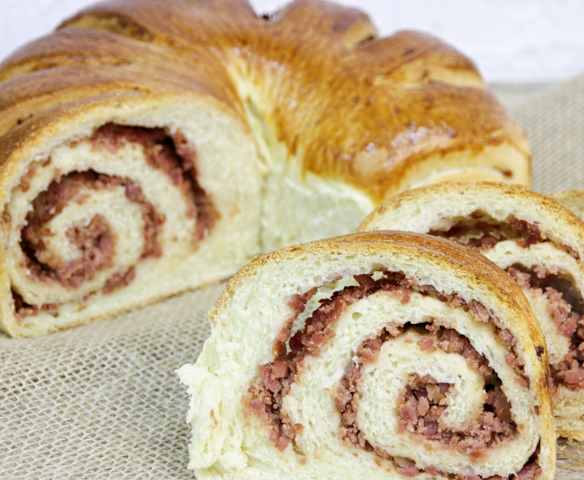 Pão enrolado com calabresa e erva doce