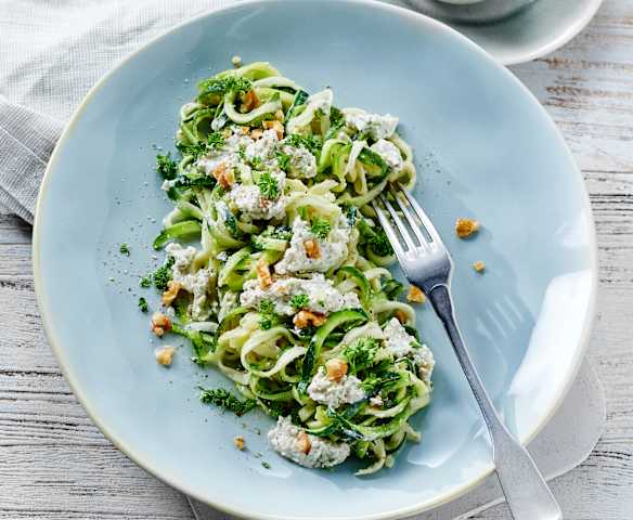 Zucchininudeln mit Walnuss-Frischkäse-Pesto Zucchininudeln mit Walnuss-Frischkäse-Pesto