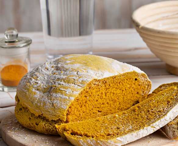 Pan rústico de cúrcuma
