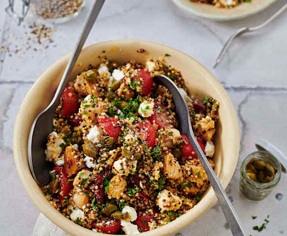 Würziger Quinoasalat mit gebratenem Hähnchen