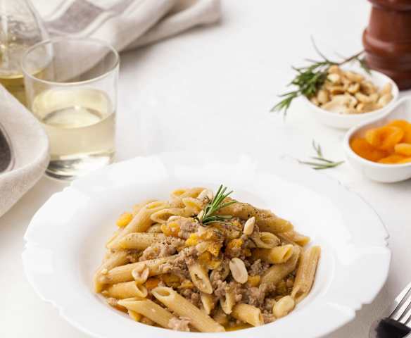 Penne integrali risottate con salsiccia e arachidi