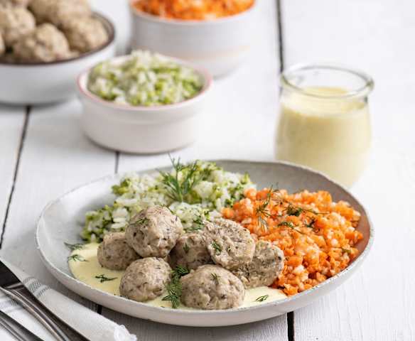 Frikadeller med broccoliris, salat og pebberodssauce (1800 kcal)